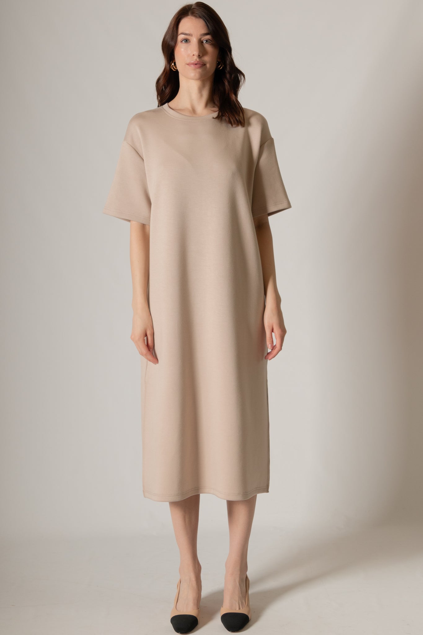 Details: - Round neck - Short sleeves - Midi length Details: - Round neck - Short sleeves - Midi length