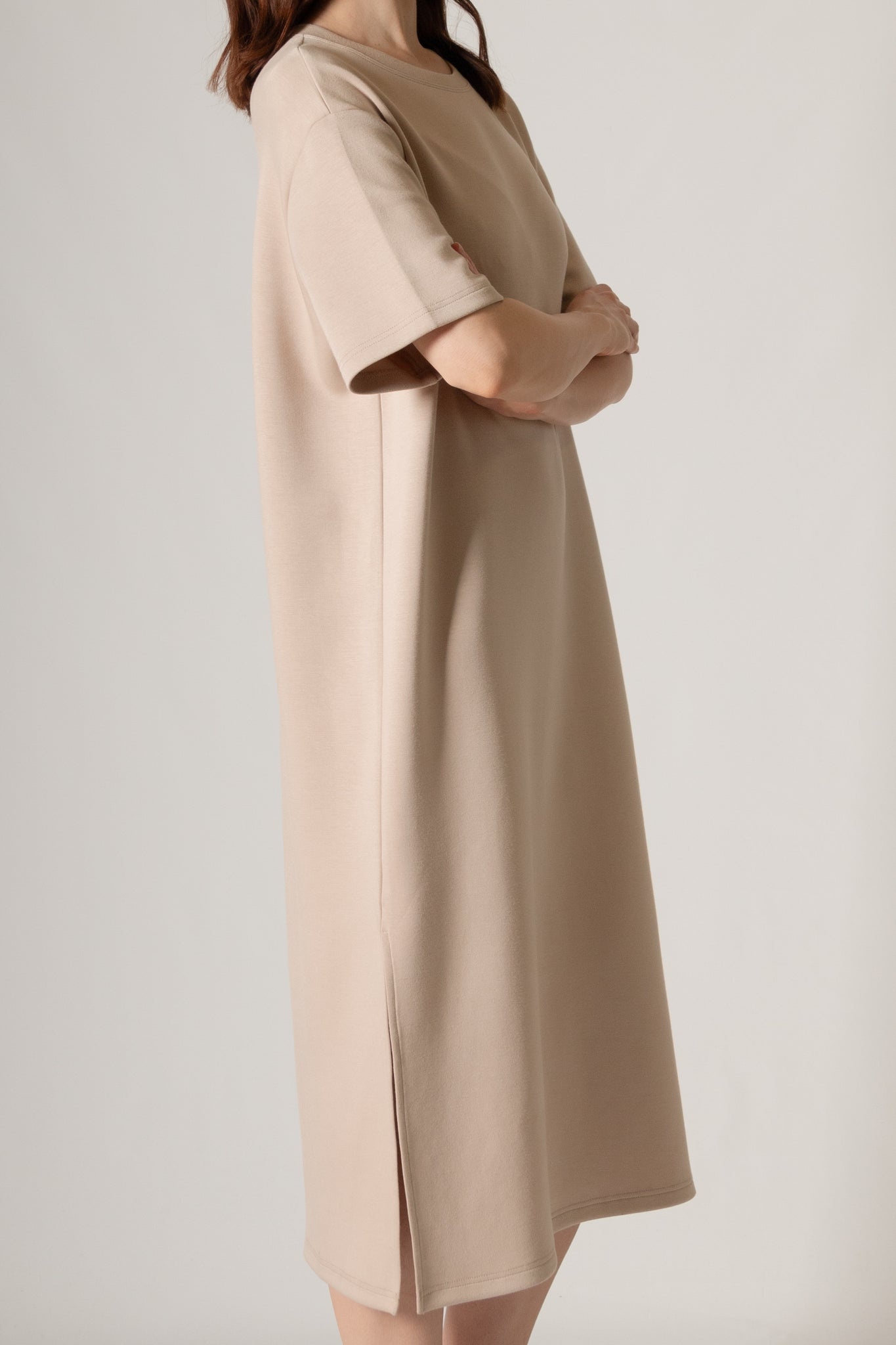 Details: - Round neck - Short sleeves - Midi length